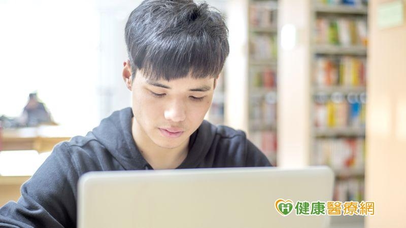 疫情間盯螢幕暴增1小時20分 國外研究:青少年增最多