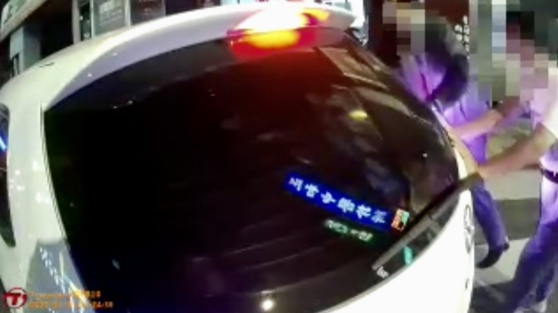 車拋錨卡路中   警民攜手合力推車、電霸救援   想方設法助解危
