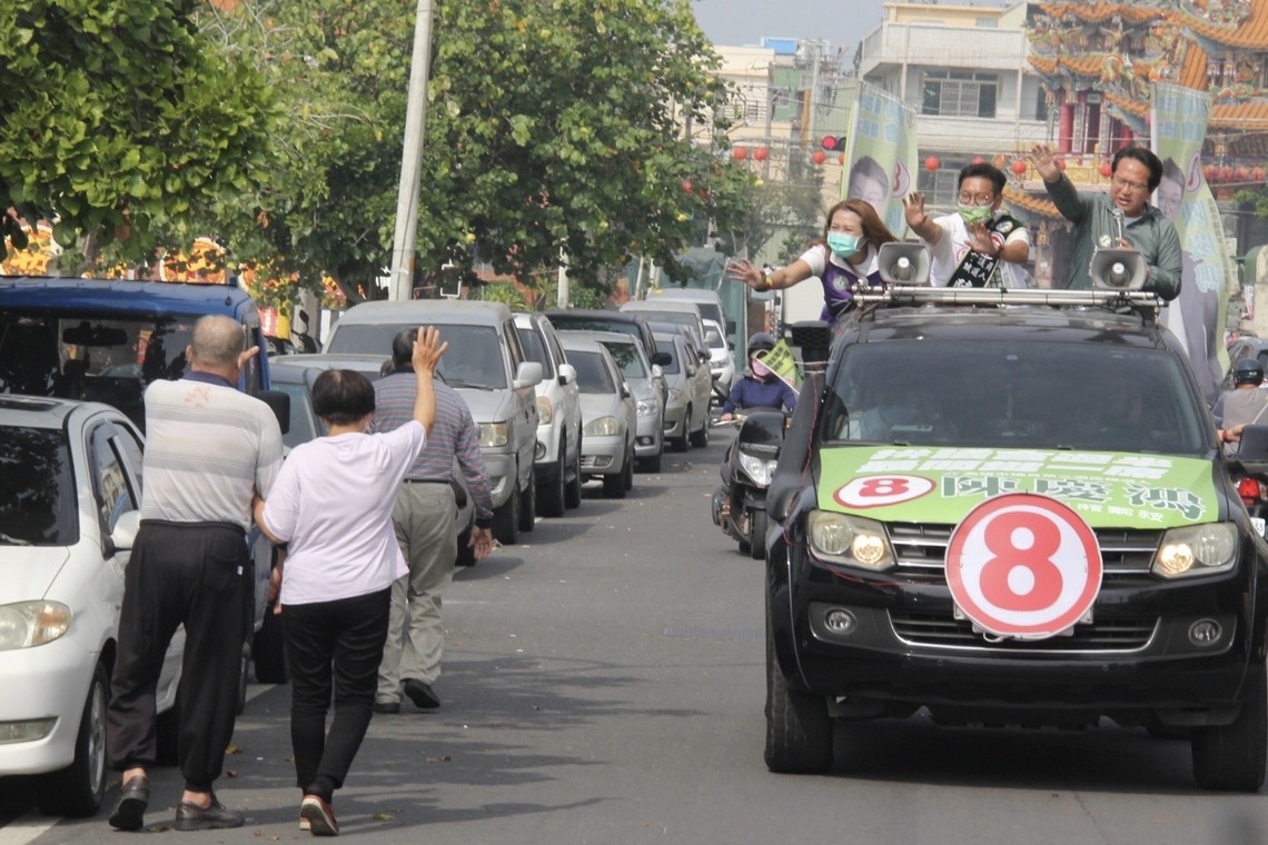 立委邱志偉與議員高閔琳搶救新人 合體陪同新人陳慶鴻車隊掃街