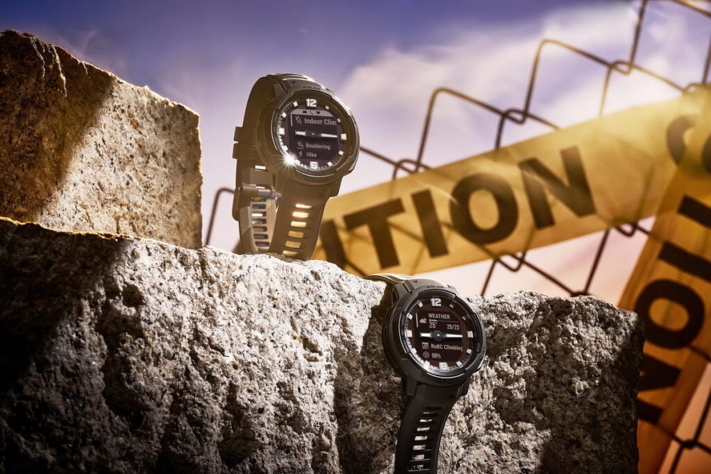 為滿足軍事迷需求，Garmin Instinct Crossover 系列亦推出「太陽能軍事戰術版」，內建夜視模式、潛行模式及一鍵即焚功能