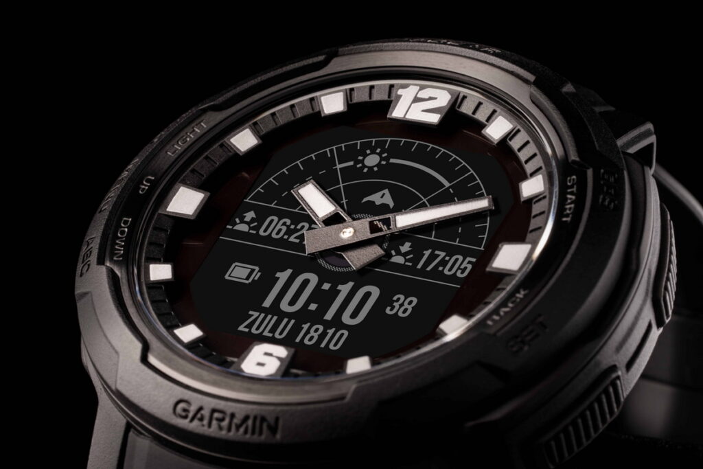 Garmin Instinct Crossover系列，首度搭載RevoDrive耐衝擊自動校準指針，為業界唯一結合經典指針、全方位GPS、全數位錶面智慧錶款