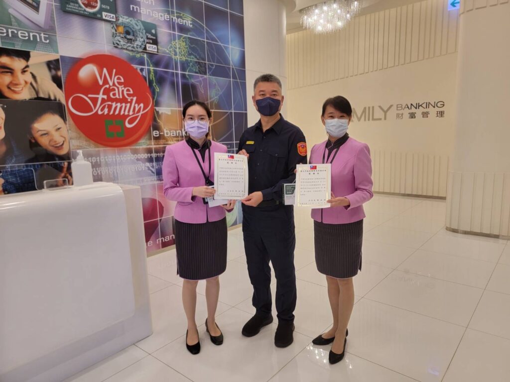 南港分局分局長陳金城特別至曾成功攔阻詐騙之金融機構頒贈感謝狀及禮品以表謝意。