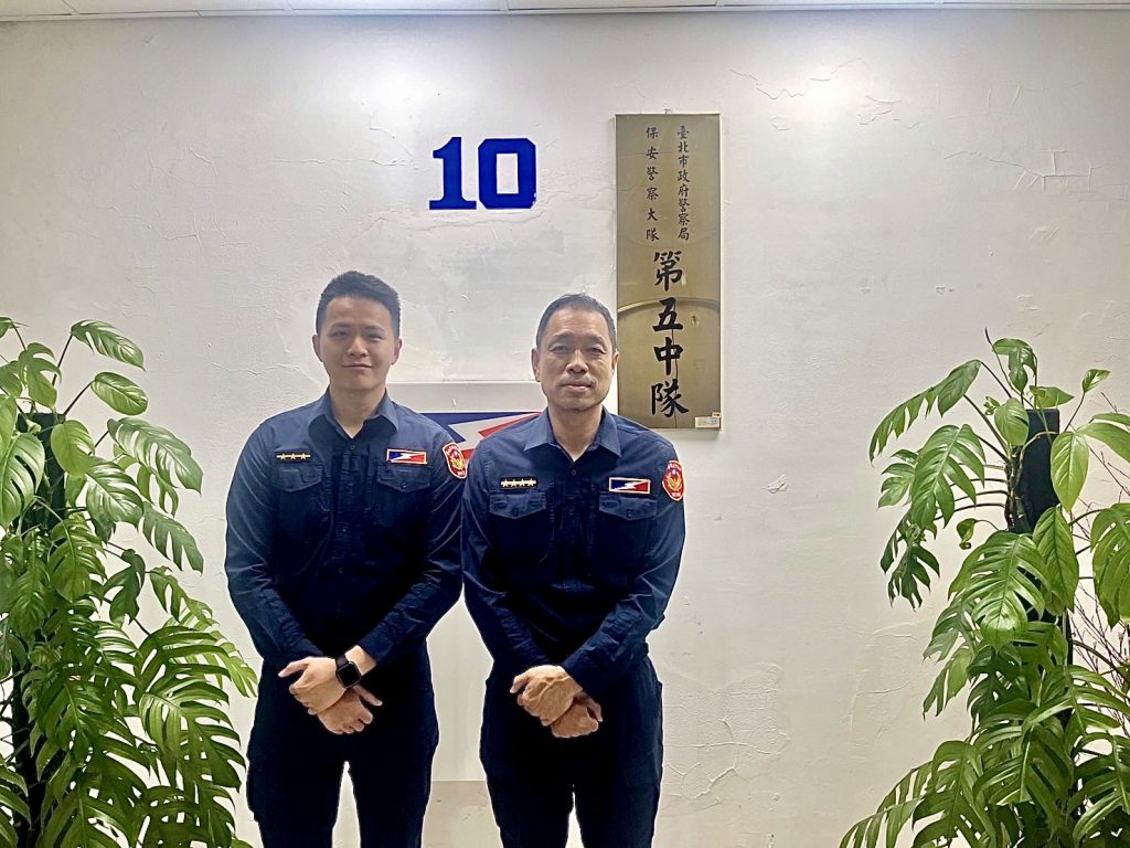 圖：臺北市保安警察大隊第五中隊警員李君翌、小隊長簡永順等2員。(由左至右)。