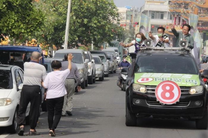 立委邱志偉、高閔琳搶救新人 陪同人陳慶鴻車隊掃街