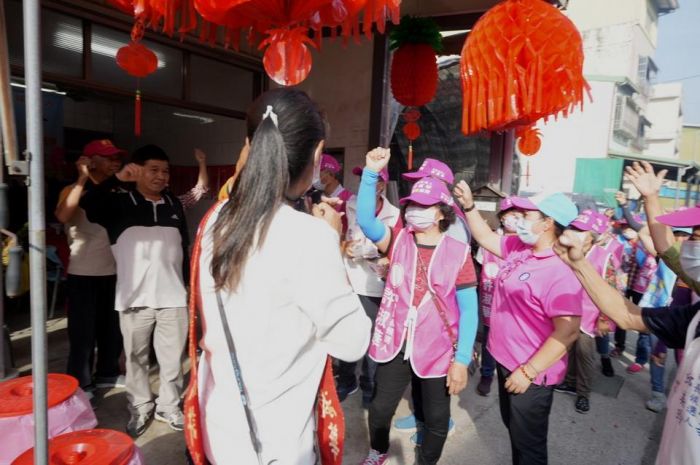 南投縣長候選人許淑華國姓鄉掃街拜票 鞭炮聲 凍蒜聲不絕於耳