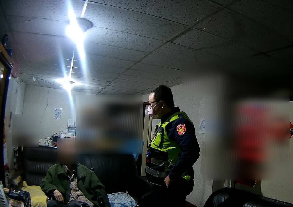 圖片說明:臺中市政府警察局第一分局大誠分駐所於日前助凌晨找嘸愛妻老翁尋回有記憶力減退之愛妻。(記者謝榮浤翻攝)
