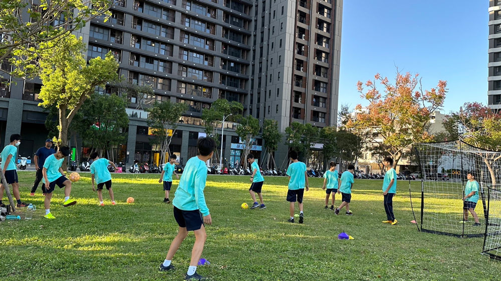 圖片說明:林冠年認為竹北要建造安全、避免運動傷害的場地。(圖/林冠年競選團隊提供)