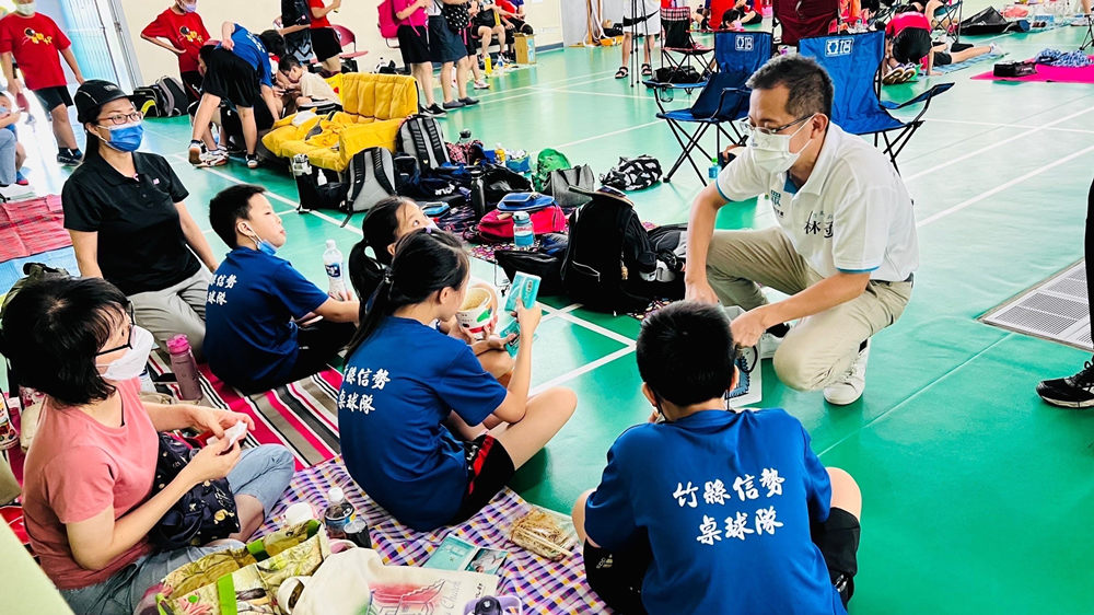 圖片說明:與小朋友互動。(圖/林冠年競選團隊提供)