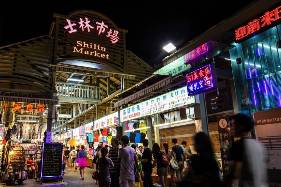 圖片說明：攤商私下抱怨，加入士林夜市國際觀光發展協會所繳之清潔費，形同變相收取保護費。（圖／翻攝自交通部觀光局）