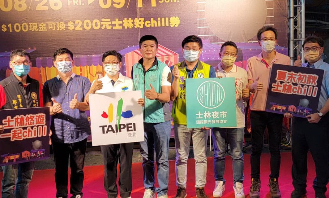 圖片說明：地方盛傳，在林姓議員的力挺加持下，賴信瑜（左四）主導成立的士林夜市國際觀光發展協會是北市府唯一認可納管的士林夜市攤商自治團體。（圖／專案小組翻攝）