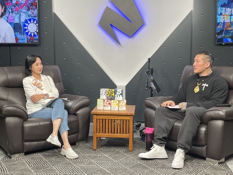 漾新聞|影/柯志恩與館長開講一個小時 館長馬上被圈粉 稱讚柯是國民黨未來的希望