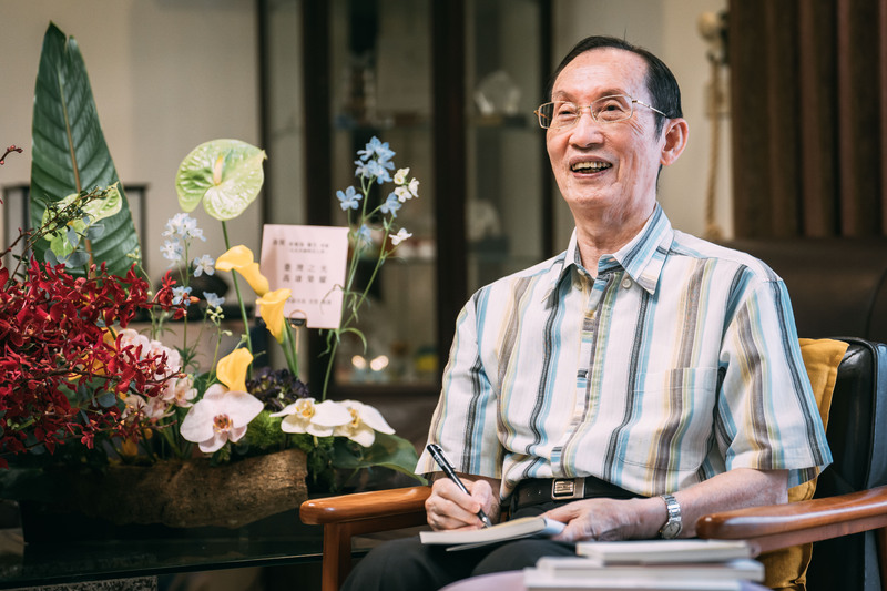 漾新聞|文化局代表市長恭賀醫生詩人曾貴海榮獲「厄瓜多國際詩人獎」
