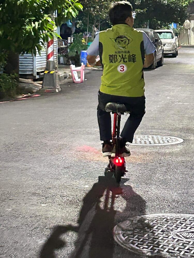 漾新聞|鄭光峰持續用一步一腳印與電動小單車拜票 讓選民感受到溫度