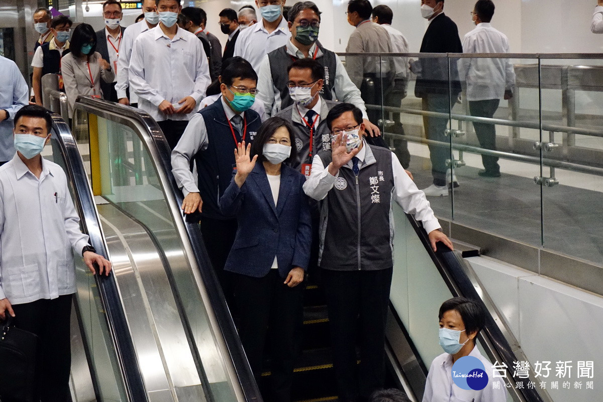 蔡英文總統視察「桃園機場捷運延伸線A22站」搭乘電梯進入地下車站。<br /><br />