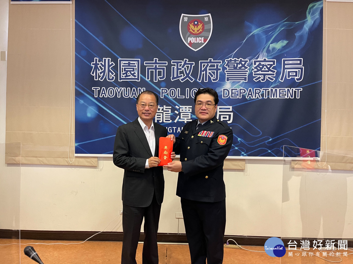 警政署長黃明昭親臨龍潭分局,慰勉破案有功人員,頒發工作獎勵金。<br /><br /> <br /><br />