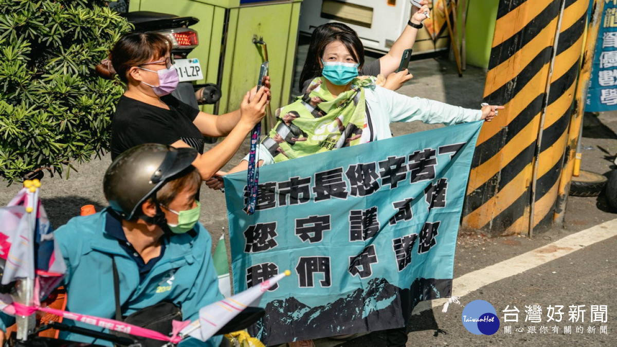 ▲車掃沿途中,許多民眾站出來給予支持。(圖/記者 許高祥 翻攝)