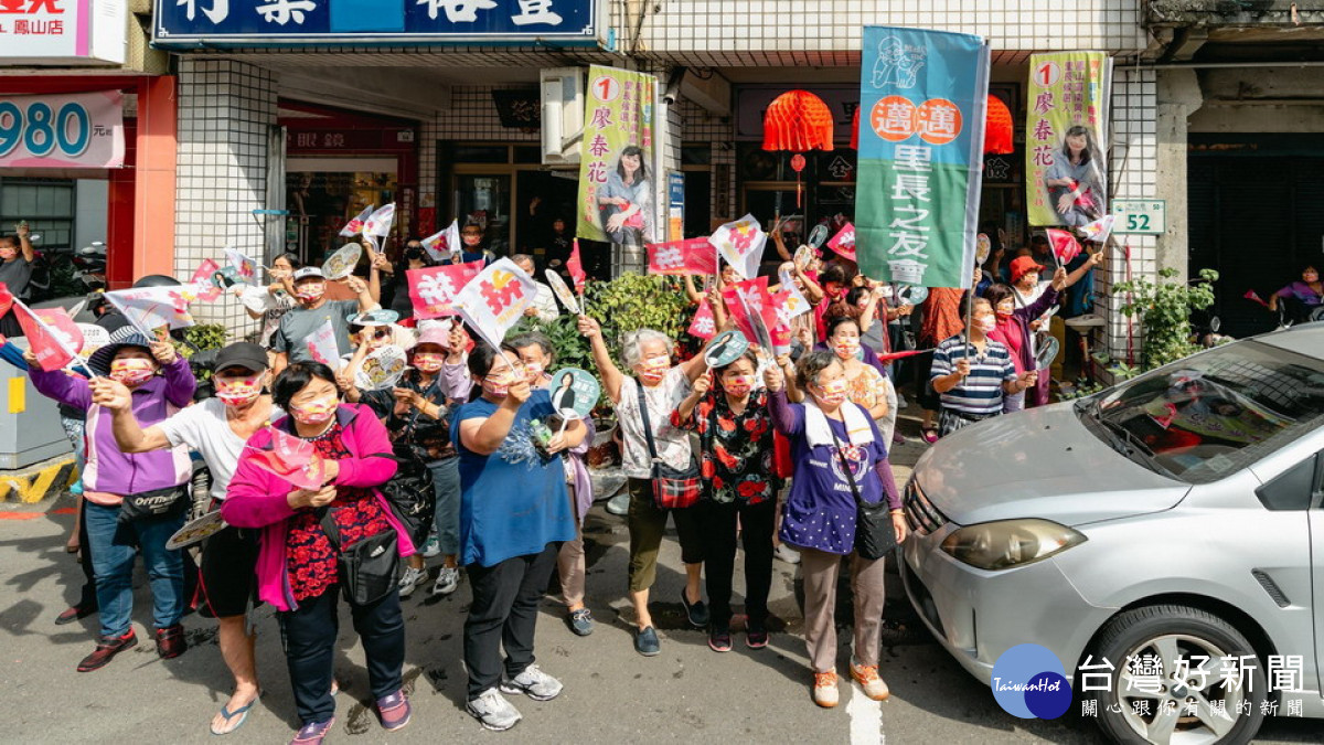 ▲熱情支持群眾。(圖/記者 許高祥 翻攝)