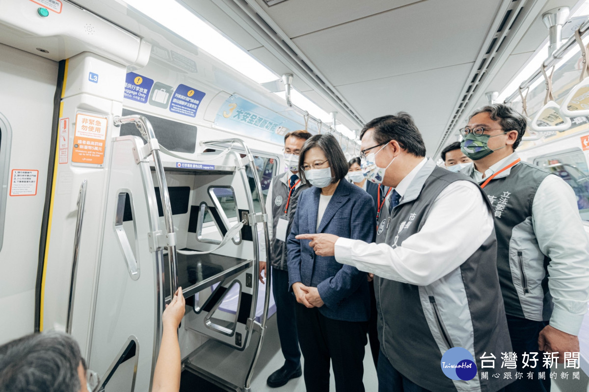 鄭市長陪同蔡總統視察車廂設備。