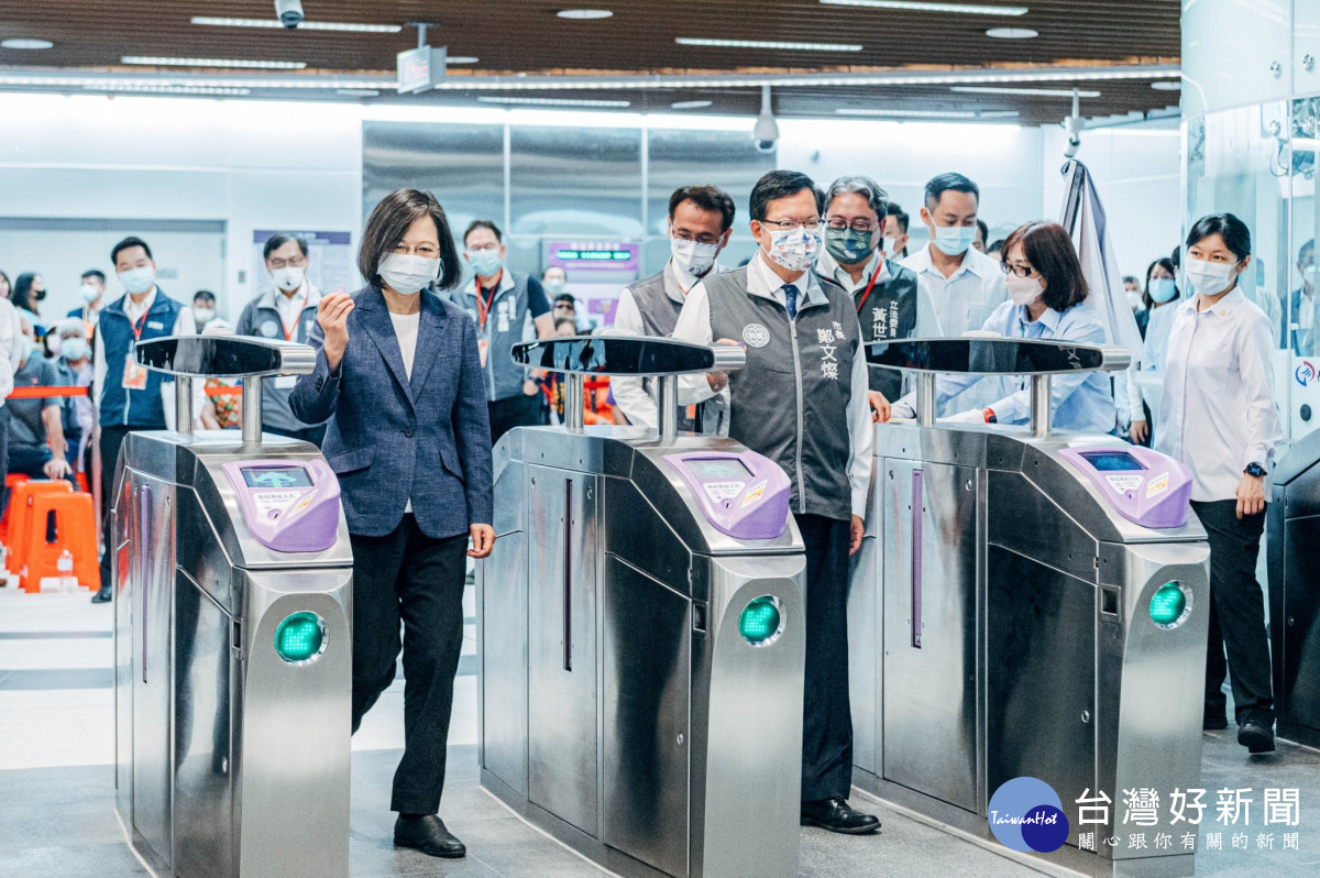 貴賓以實體票通過驗票閘門。