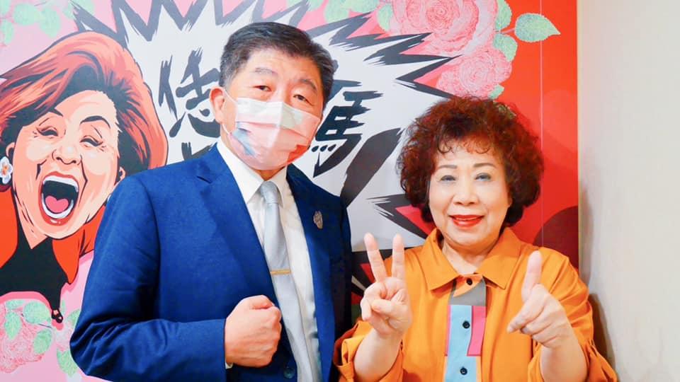 國策顧問黃越綏(右)臉書發文聲援王世堅。翻攝黃越綏臉書