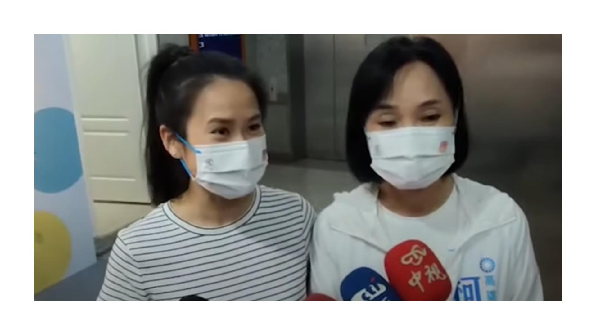 柯志恩女兒洪均(左)昨晚首度公開亮相陪媽媽掃街拜票。翻攝畫面