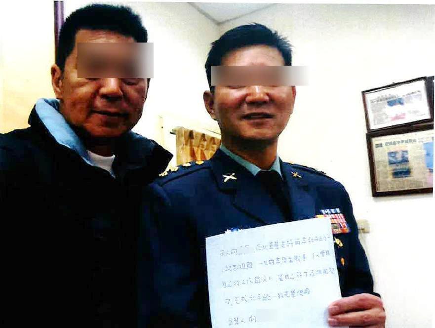 邵維強（左）吸收向德恩簽署投降承諾書。翻攝畫面