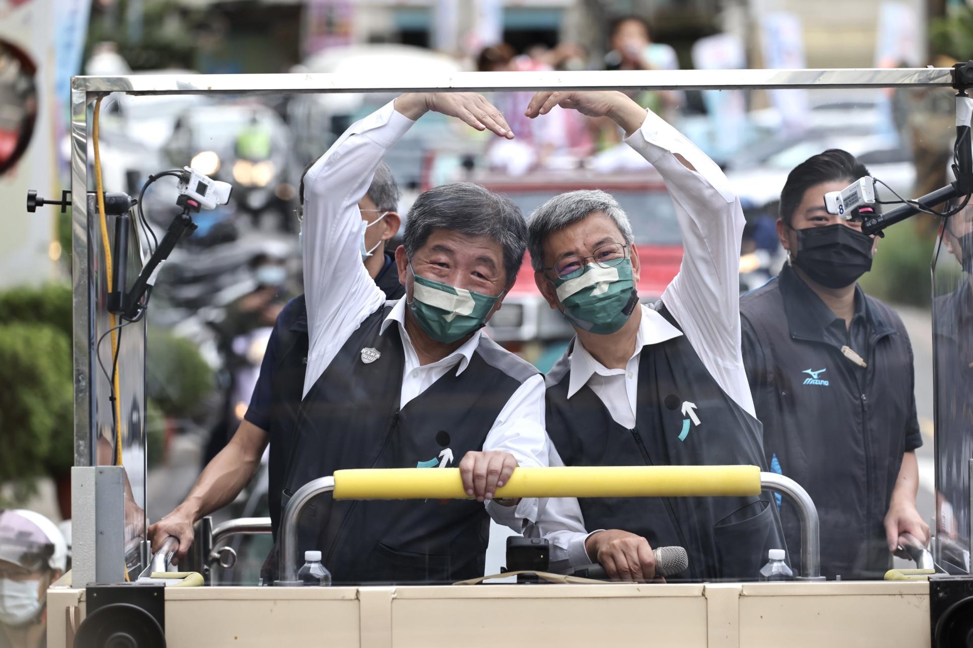 陳時中22展開車隊掃街,前副總統陳建仁(右)陪同站上架設防彈帷幕的宣傳車催票。林啟弘攝
