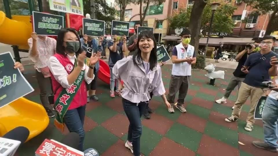 立委高嘉瑜評市議員徐巧芯唱跳《愛你》味道不夠,今天在台南親自示範。辛啓松攝