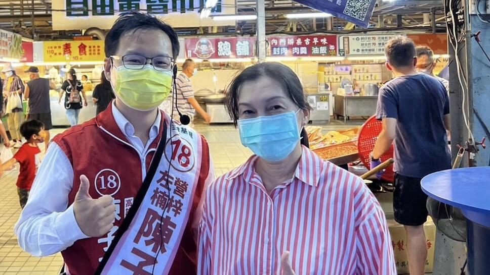 高雄市長陳其邁妻子吳虹(右)替台灣基進左楠區候選人陳子瑜加油。翻攝陳子瑜臉書