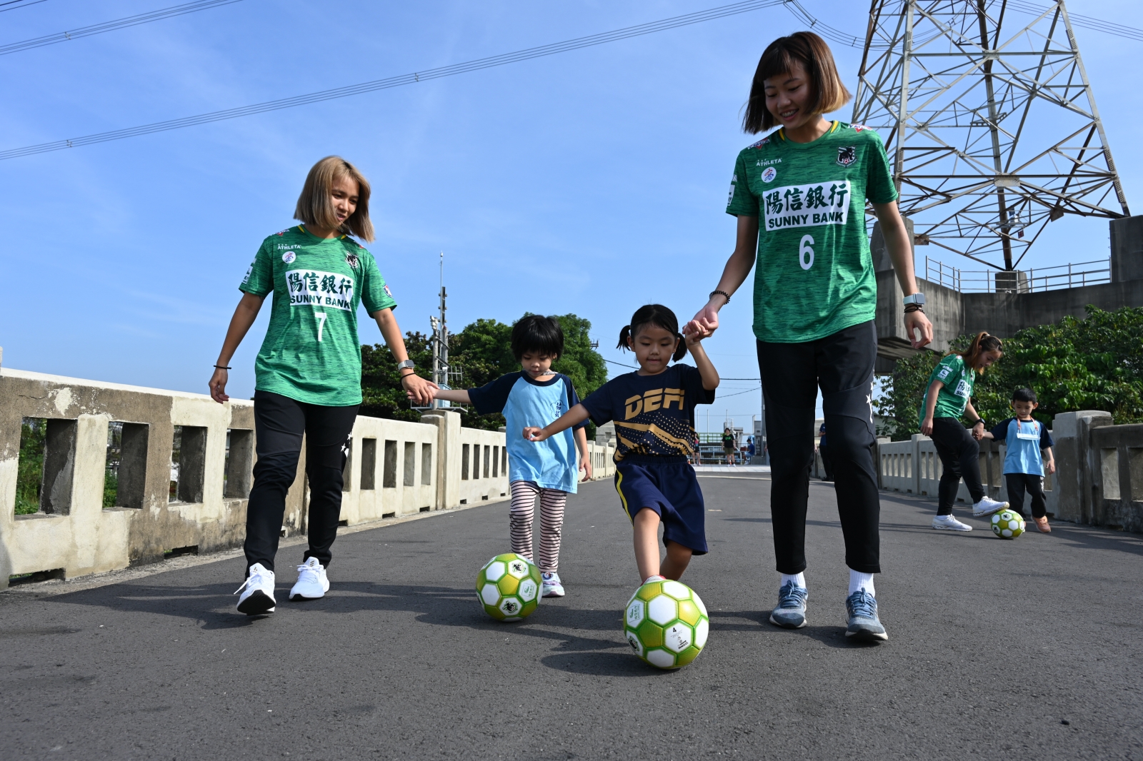 《健走》陽信女足偕茄拔國小體驗大圳踢球趣 宣傳報名12月3日「大圳之路」健走活動