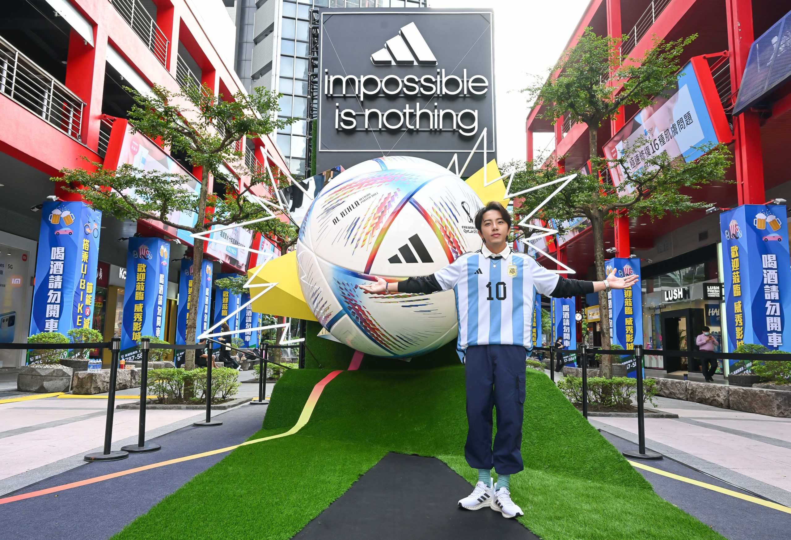 《足球》卡達世界盃adidas巨球空降信義區 品牌大使坤達驚喜現身
