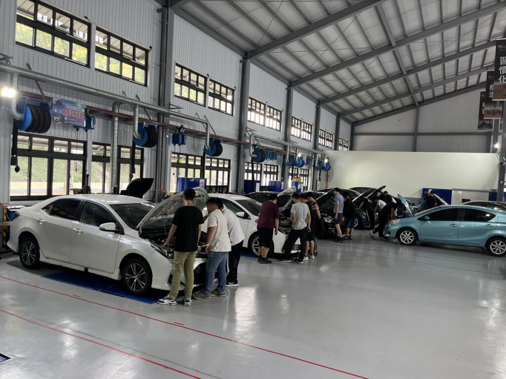 圖文說明:吳鳳科大投入數仟萬元興建航太車輛館，擁有完整及新式的汽車修護設備