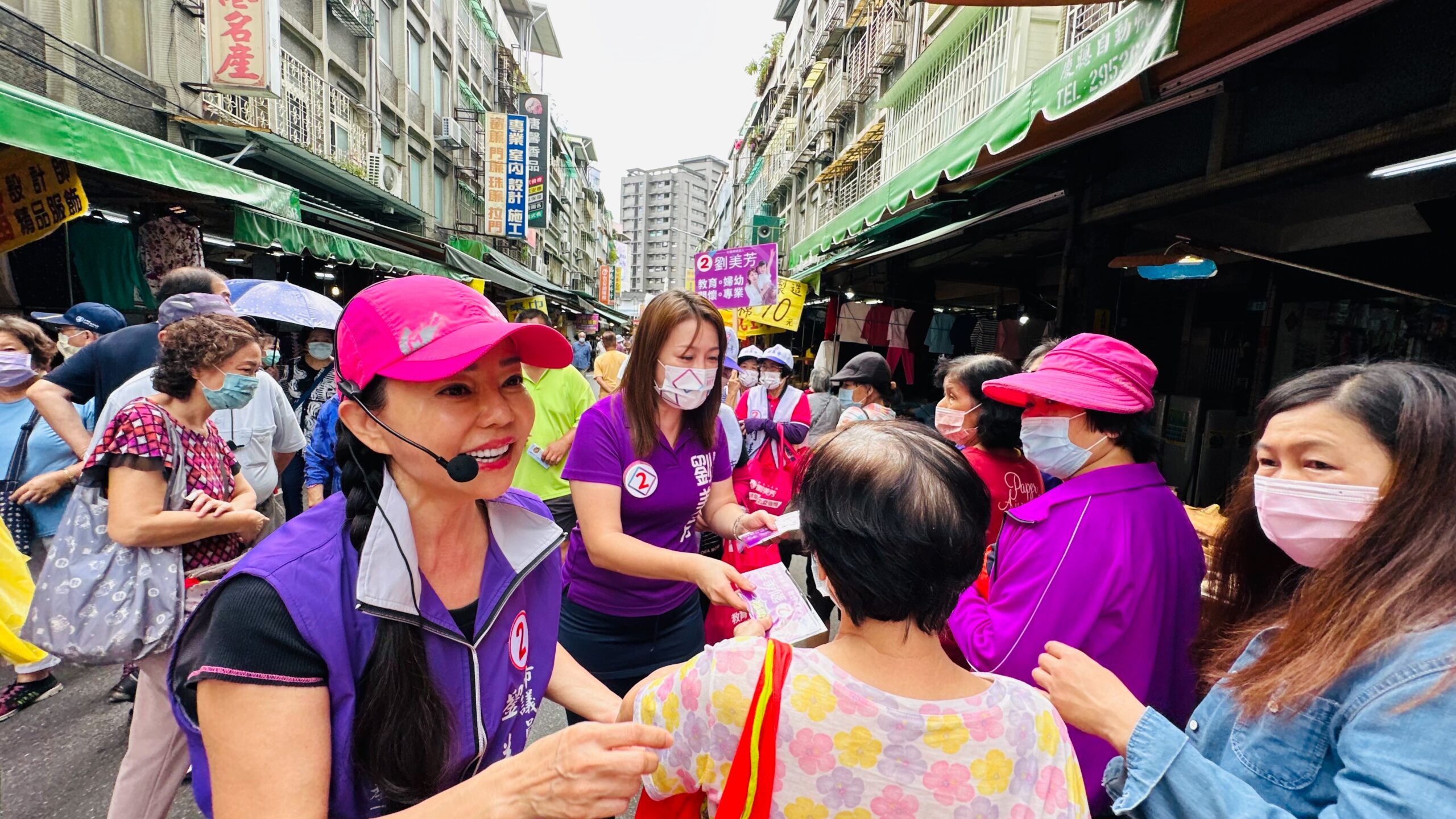 藝人狄鶯聽聞劉美芳選情告急，特地透過友人安排，陪同劉美芳一塊掃街拉票
