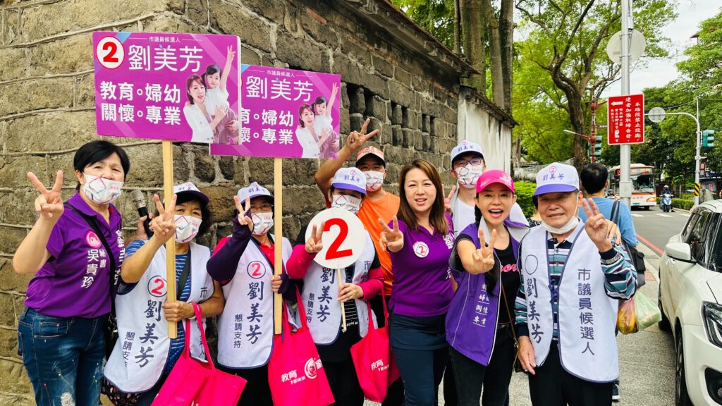  藝人狄鶯聽聞劉美芳選情告急，特地透過友人安排，陪同劉美芳一塊掃街拉票 