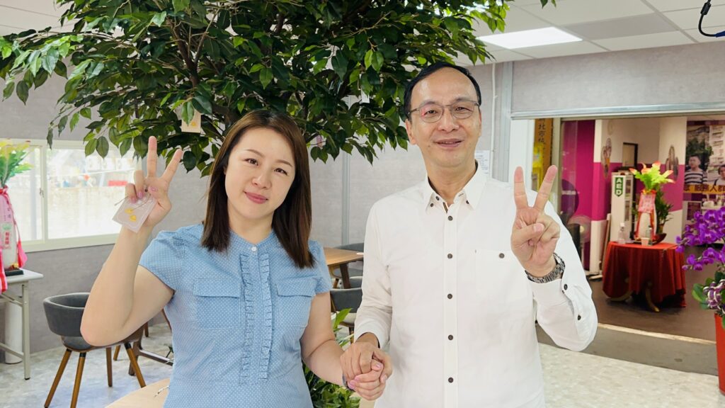  國民黨主席朱立倫相挺，呼籲選民將票投給2號劉美芳 