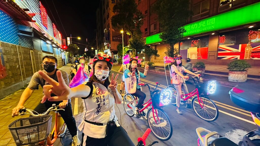  劉美芳與競選團隊騎YouBike沿路夜騎拉票 