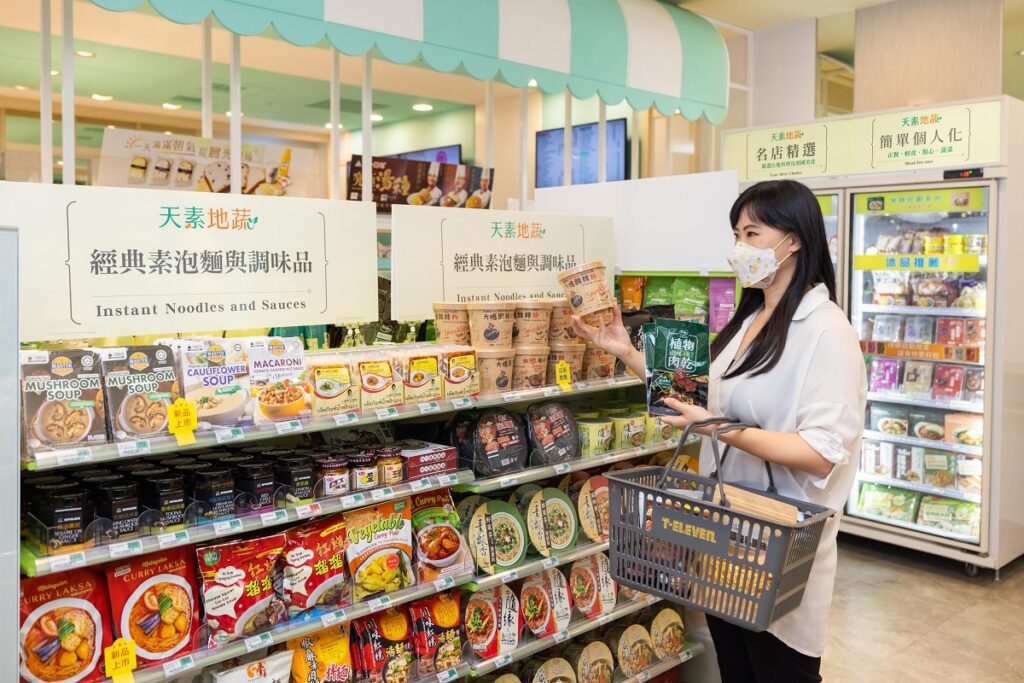 7-ELEVEN積極開設「天素地蔬複合店」，整合冷藏、冷凍、常溫共近300品項，今年已達成本島一縣市一店目標
