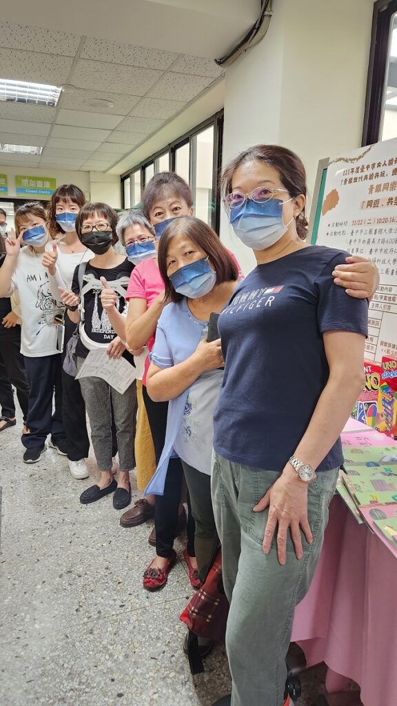 朝陽科大銀髮產業管理系大四學生楊詠絜(右二)、張珮儒(右一)、張君如老師(右四)與長者學員合影。(圖/陳惠玲攝影)