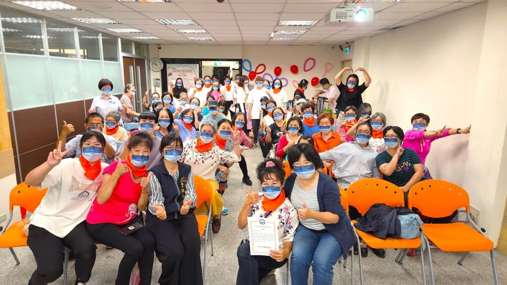 台中市社會局長青福利科股長林軒儀、台中市立圖書館西區分館主任張靜玫與長者、朝陽科大銀管系師生大合影。(圖/陳惠玲攝影)