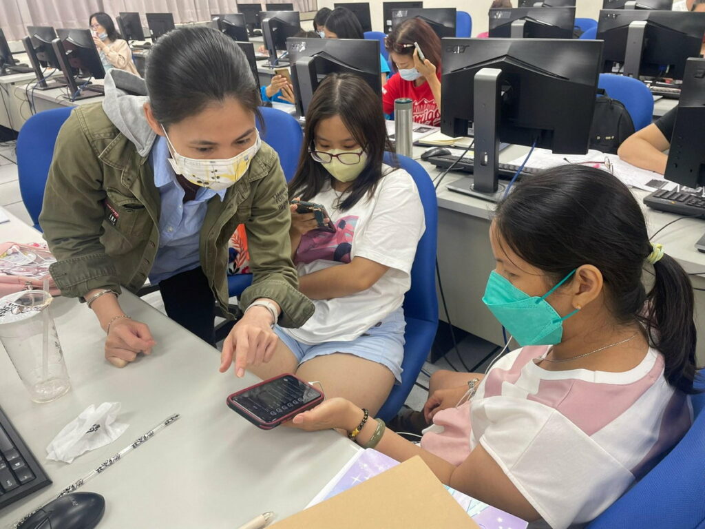 學員互相研究錄製