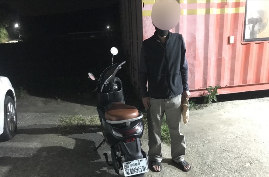 ▲身障男子電動車沒電,於路中攔車求援,烏眉守望相助隊發現後報警協助 (圖/苗栗縣警察局 提供)