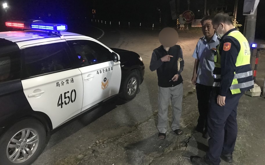 ▲警方以巡邏車將身障吳男載送回家 (圖/苗栗縣警察局 提供)