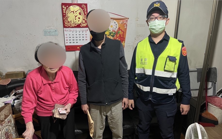 ▲警方將身障吳男載回家,吳男母親一直向警方表示感謝 (圖/苗栗縣警察局 提供)