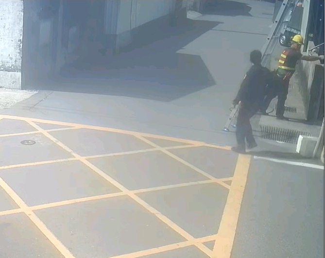 ▲宵小竊取電纜線導致地區停電,員警巡邏時發現偽裝「施工人員」的竊賊 (圖/台中大甲分局 提供)