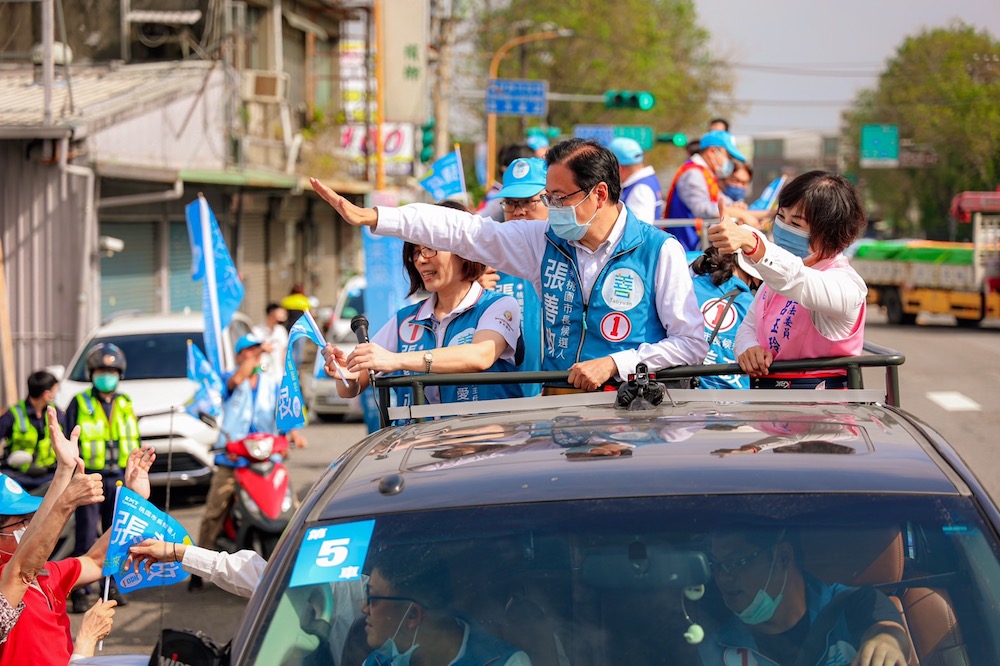 桃園市長候選人張善政車隊22日早上於桃園龍潭掃街拜票。