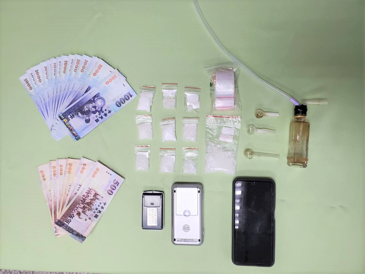 圖片說明：臺中市政府警察局刑事警察大隊日前破獲毒品發貨中心，相關人員移送臺中地檢署依販賣第二級毒品罪嫌起訴。(記者林㤈輝翻攝) 