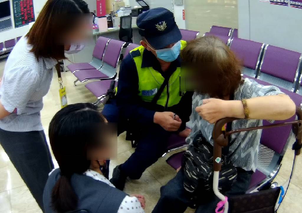 圖片說明:臺中市政府警察局第一分局成功阻詐成功守住民眾血汗錢。(記者謝榮浤翻攝)