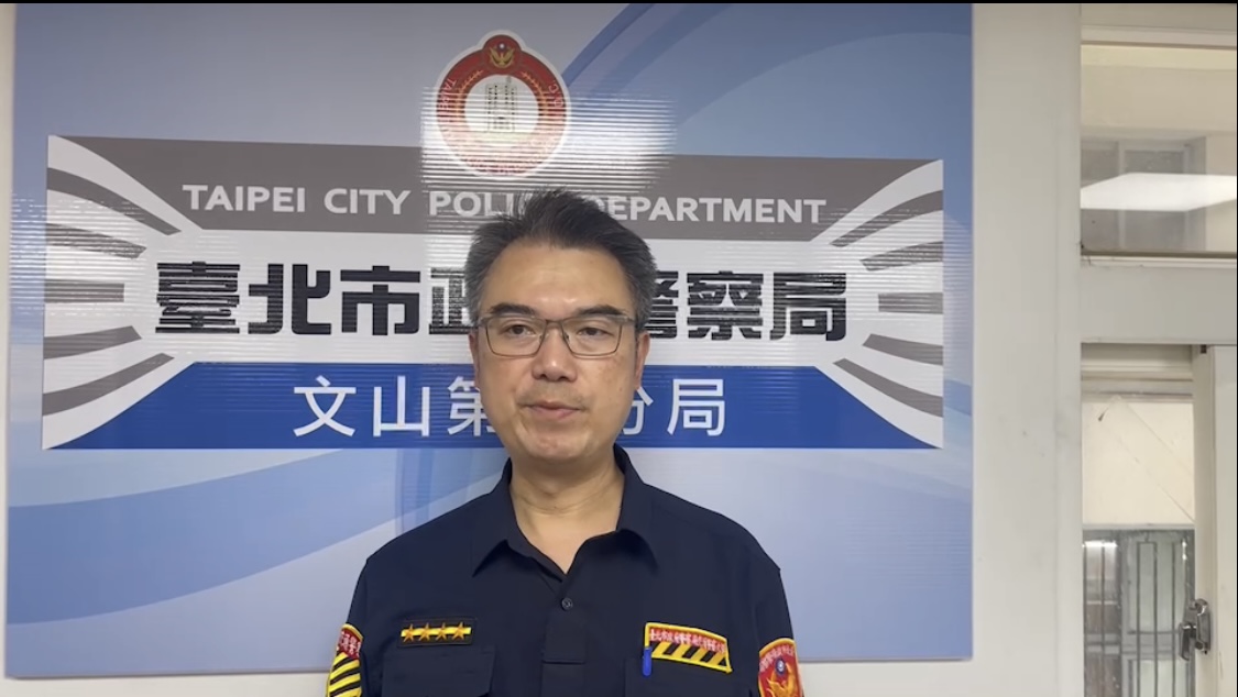 圖片說明:文山第二分局交通分隊副分隊長徐震宏呼籲遵守交規勿爭道。(記者楊國域翻攝)