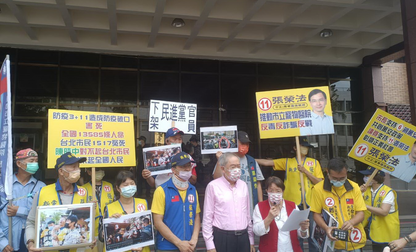 圖片說明:陪同出席的新黨前立委謝啟大代行動不便的張榮法發表其對這起選舉暴力事件的聲明。(記者 宋紹誠攝)
