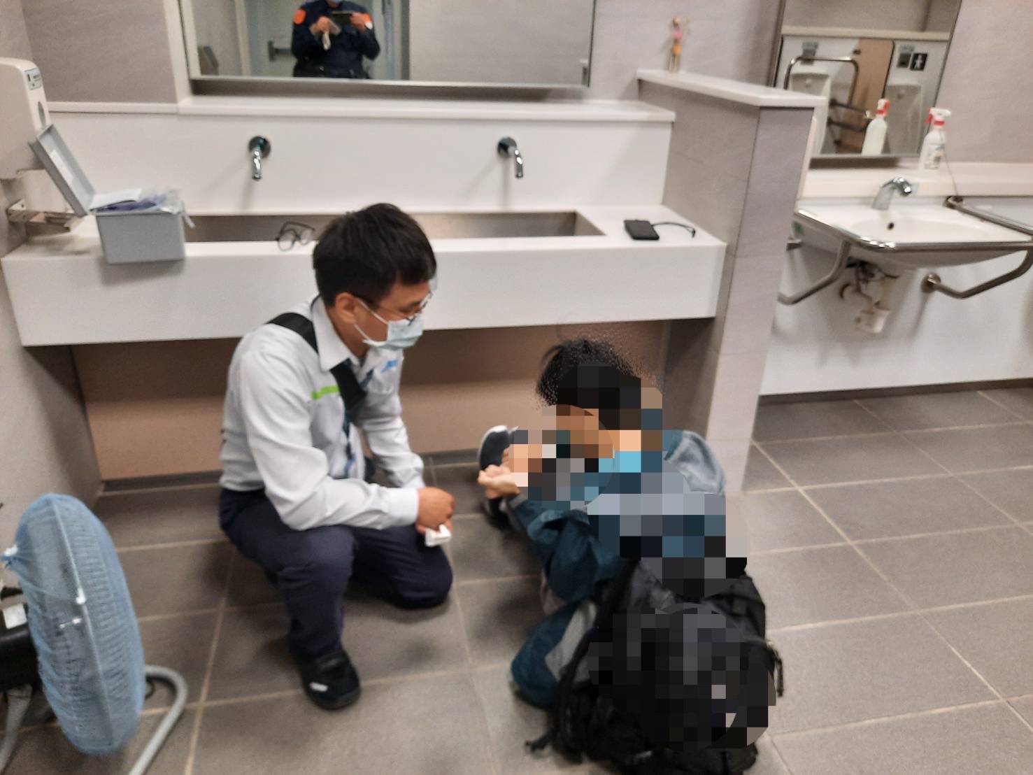 圖片說明：臺中市政府警察局捷運警察隊第一分隊日前自掏腰包供食因血糖過低癱倒廁所男大生。(記者謝榮浤翻攝)